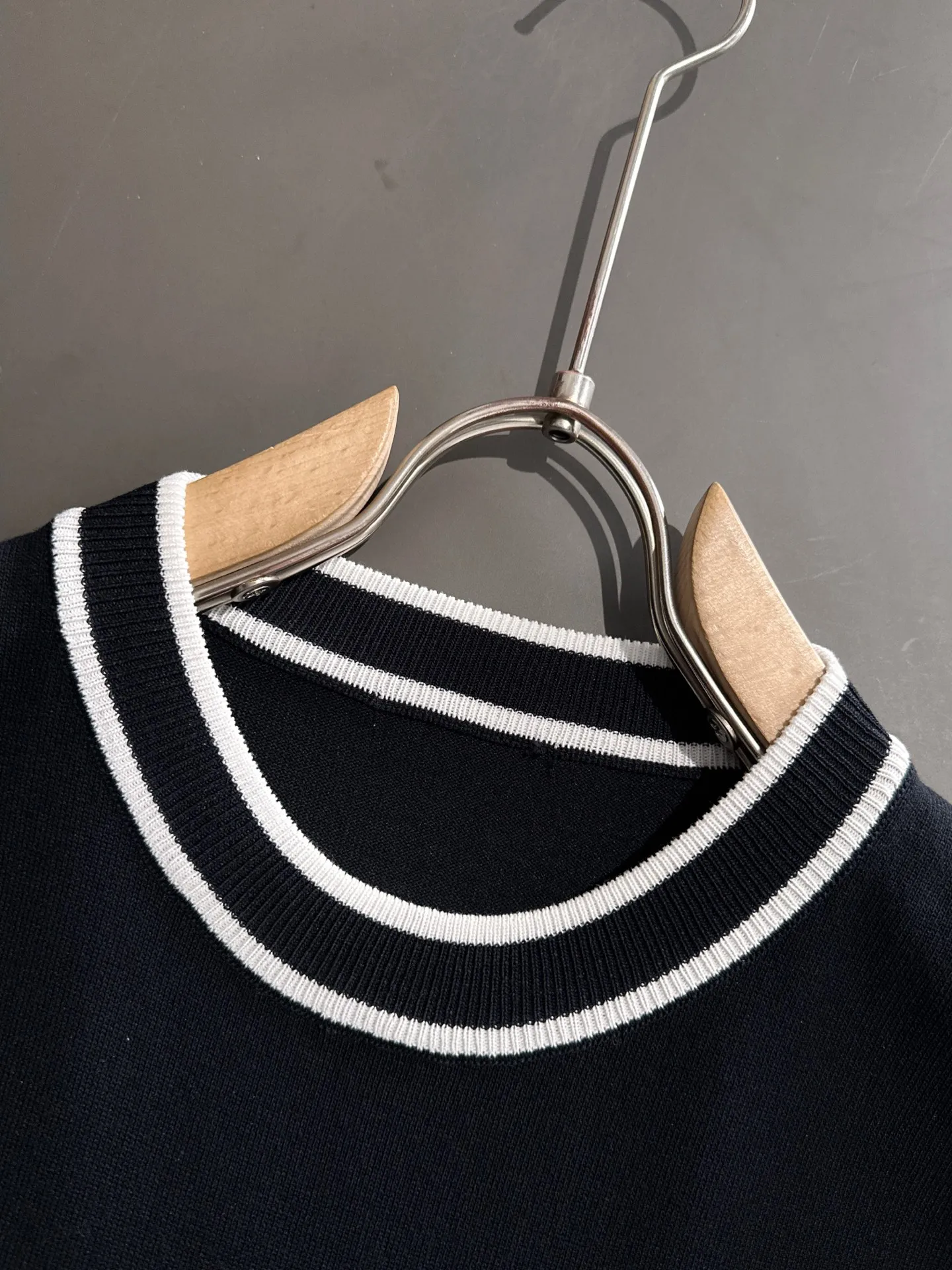 🅿️320 shipped next day, high quality Stone Island 2025 spring and summer new men's round neck short-sleeved T-shirt. Made of combed cotton yarn knitted cotton fabric, pure cotton high-weight special yarn, it feels heavy when weighed, and the upper body is more textured than ordinary T-shirts. This texture can cope with the weather easily and is suitable for both hot and cold! The pattern on the chest adopts three-dimensional embroidery technology, and is perfectly produced stitch by stitch with reference to the original version! Loose fit design, looks noble. Size: M to XXXL